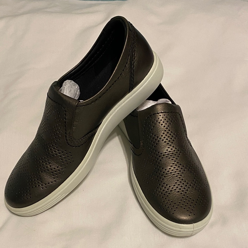 ECCO Leather Slip-On Sneakers – Women’s Size 38 (US 7–7.5)